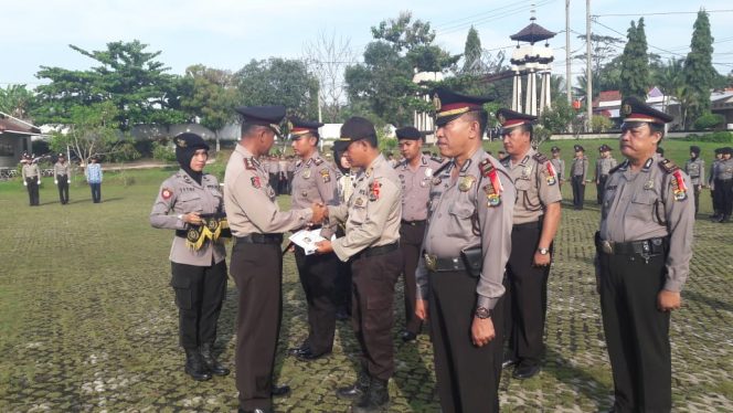 
 Foto Humas Polres Lampura
Caption : Kapolres Lampura AKBP Eka Mulyana saat menyerahkan penghargaan kepada tiga Kapolsek terbaik, di halaman Mapolres setempat Selasa(17/4).