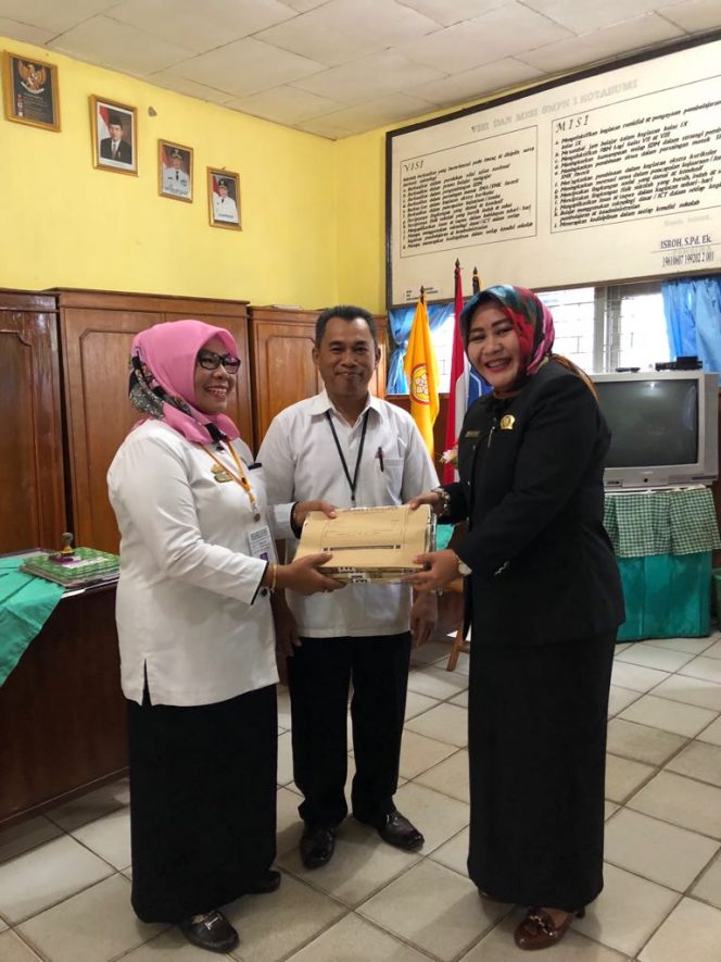 
 Foto IST
Caption : Anggota DPRD Komisi IV Hj. Sandy Juwita S.Pd., M.M., ketika menerima amplop soal untuk dibagikan ke siswa saat monitoring UN di SMPN1 Kotabumi, Rabu(25/4).
