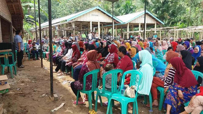 
 Foto IST
Caption : Zainal Abidin calon bupati Lampura nomor urut 1, saat menyampaikan pidato politiknya didesa Ogan Jaya Kecamatan Abung Pekurun, Selasa(24/4).