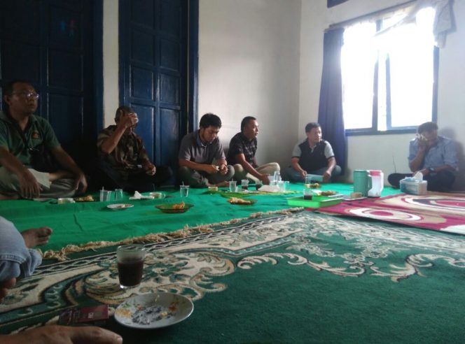 
 Foto IST 
Caption : Pengurus PWI Lampura memantapkan kepengurusan panitia pelaksanaan Konferensi Kabupaten(Konferkab)ke VI periode 2018-2021, di kantor PWI Setempat, kamis(19/4). 