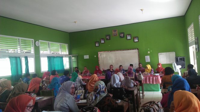 
 Foto RIA
Caption : Kadisdikbud Lampura Suwandi didampingi Kabid Dikdas Hairul Fadilah, dan Kasi SMP Devi serta para jajarannya saat memberikan arahan kepada para Kepsek mengenai persiapan UN, kamis(19/4).