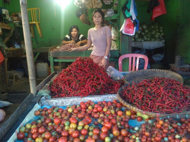 
 Foto IST:Tampak pedagang cabai di Pasar Pagi Kotabumi saat menunggu pembeli.  