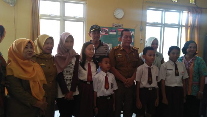 
 Foto RIA
Caption Lepas : Kabid Dikdas Lampura Hairul Fadilah, didampingi Kasi SD Dian Ratna Hapsari, saat pelepasan peserta didik berpestasi dalam mengikuti OSN tingkat Provinsi, Selasa(3/4).