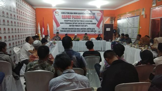 
 Foto RIDUAN
Captin : Ketua KPU Lampura Marthon, saat memimpin rapat pleno penetapan DPT Lampura, Rabu(18/4) malam.