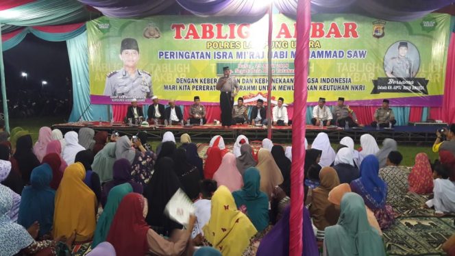 
 Foto : Humas Polres Lampura
Caption : Ustad AIPTU Hi Jujun saat menyampaikan Tauziahnya di Halaman Mapolres Lampura kamis(26/4).