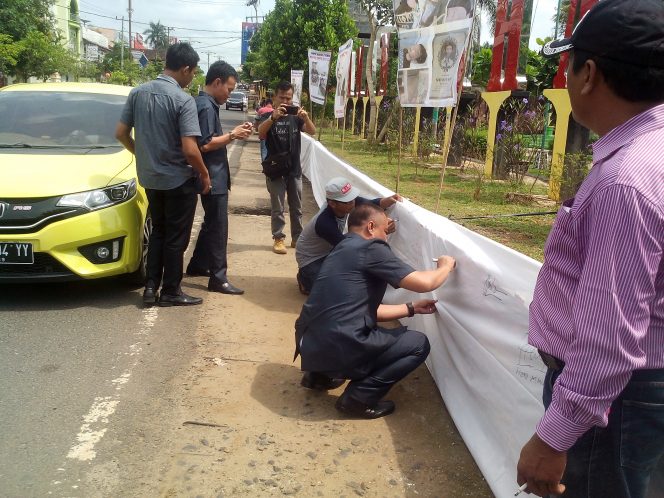 
 Warga Antusias Bubuhkan Tandatangan, untuk Yogi