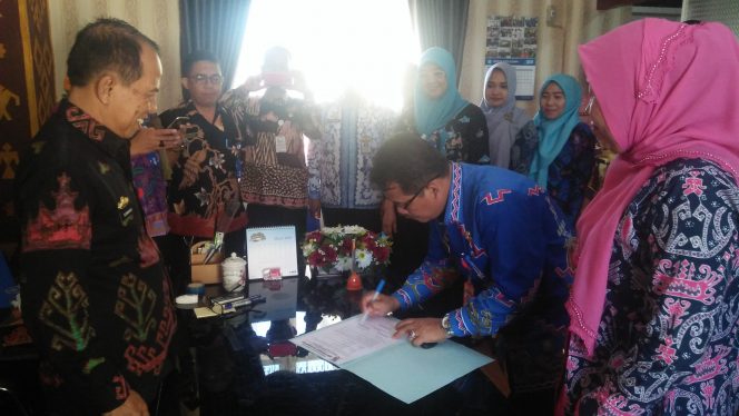 
 Foto RIA  Kadisdikbud Lampura Suwandi S.Pd., M.M., saat menyaksikan penandatanganan Sertijab Sekretaris Disdikbud di ruang kerja Kadisdikbud, kamis(5/4).
