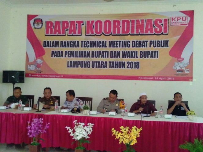 
 Foto Riduan  Caption : Ketua KPUD Lampura Hi. Marthon, saat memimpin teknikal meeting debat publik pada Pemilihan Bupati dan Wakil Bupati Lampura, Selasa(24/4)