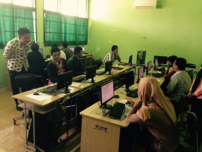 
 Foto IST  Kabid Pembinaan dan Pendidikan Anak Usia Dinas dan Pendidikan Masyarakat M.Thoha saat meninjau pelaksanaan UN Paket C di SMKN 1 Kotabumi, Jumat(27/4).  