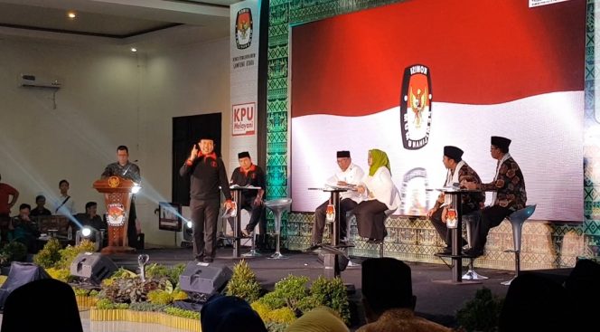 
 Foto Riduan
Caption : Cawabup Lampura Muhammad Yusrizal, saat menanyakan soal ADD yang belum terbayarkan kepada Paslon Bupati-Wakil Bupati ABDI Nomor Urut 3, dalam debat publik yang di helat di Grahawisata Hotel, Senin(30/4) malam.