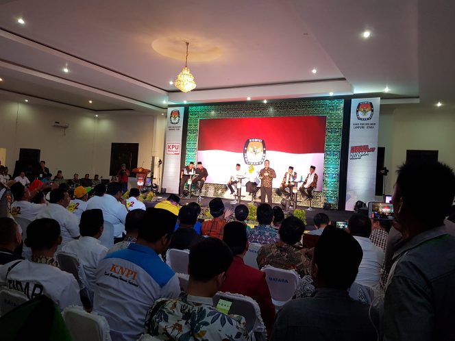 
 3 pasangan calon (paslon) bupati dan wakil bupati Lampura tengah mengikuti acara Debat Publik yang diselenggarakan KPUD setempat di Hotel Graha Wisata, Candi Mas, Kalibalangan Lampura, Senin (30/4) foto : Riduan