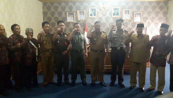 
 Foto : Humas Polres Lampura
Caption: Forkopimda dan FKUB Lampura saat deklarasi bersama menolak segala macam bentuk aksi terorisme, di ruang kerja Plt. Bupati Hi Sri Widodo, Selasa(15/5).
