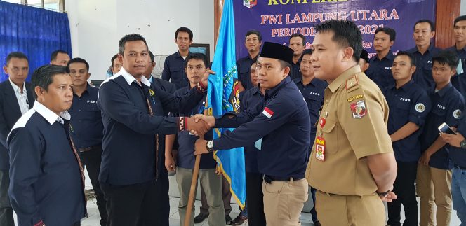
 Foto Riduan
Caption : Wakil Ketua PWI Cabang Lampung, Hi. Nizwar Ghazali saat menyerahkan bendera petakan kepada ketua terpilih PWI Lampura Jimi Irawan, Selasa(8/5).