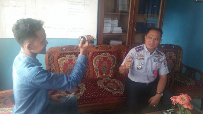 
 Foto RIA
Diwawancarai : Kepala Dinas Perhubungan Lampura Hi. Basirun Ali, saat diwawancarai awak media terkait retribusi angkot, Senin(28/5).
