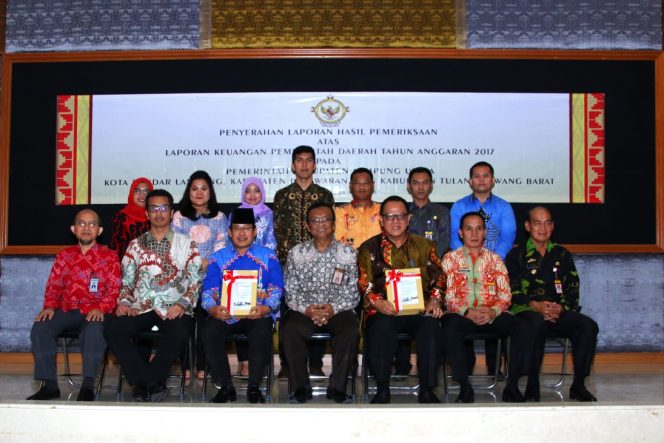  
Foto Bersama: Sekretaris Kabupaten Lampung Utara H. Samsir saat foto bersama dengan para Kepala Daerah atau Perwakilan penerima Predikat WTP se Provinsi  Lampung.
