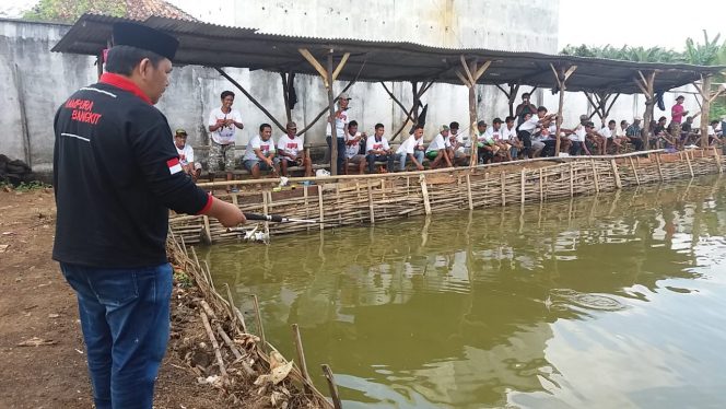 
 Zainal Mancing Bersama Warga Candi Mas