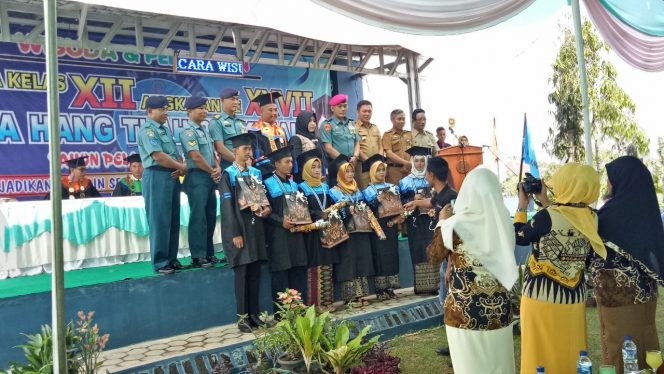 
 128 Pelajar SMA Hangtuah Diwisuda