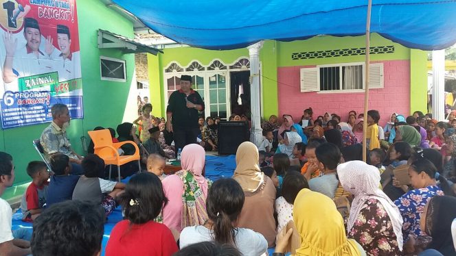 
 Foto RNN
Caption : Calon Bupati Lampura nomor urut 1 Zainal Abidin ketika menyampaikan berbagai program dalam kampanye dialogis yang di kelurahan Cempedak Kecamatan Kotabumi, Selasa(8/5)