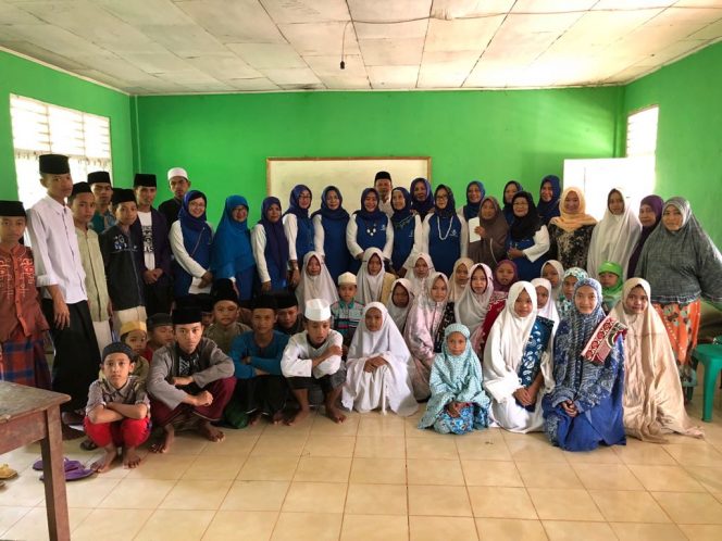 
 Foto IST  Foto Bersama: Ketua IWAPI Lampura Hj. Betty Saleh melalui Ketua Bidang Sosial IWAPI Hj. Sandy Juwita S.Pd., M.M., dan para anggota saat foto bersama ketika menyantuni anak yatim di 2 Pondok Pesantren.
