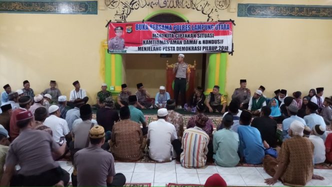 
 Foto IST
Caption : Kapolres Lampura AKBP Eka Mulyana, saat menyampaikan sambutannya saat safari Ramadhan di Masjid Nurul Amal, Desa Kedaton, Kecamatan Abung Tengah, Rabu(23/5) malam.