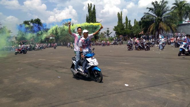 
 Poto : CW7  Caption Lulus : Rayakan kelulusan, pelajar sedang melakukan atraksi di Halaman Parkir Stadion Sukung Kotabumi, kamis(3/5).