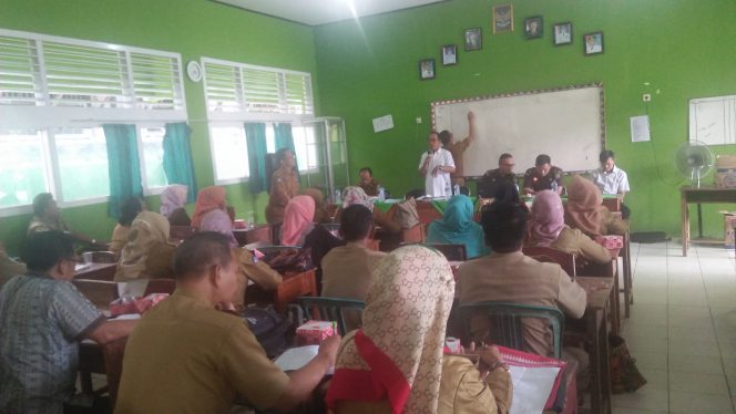 
 Foto RIA  Berikan Pemaparan: Kadisdikbud Lampura Suwandi saat memberikan pemaparan pada Sosialisasi DAK 2018 di SMPN 6 Kotabumi, Selasa(15/5).
