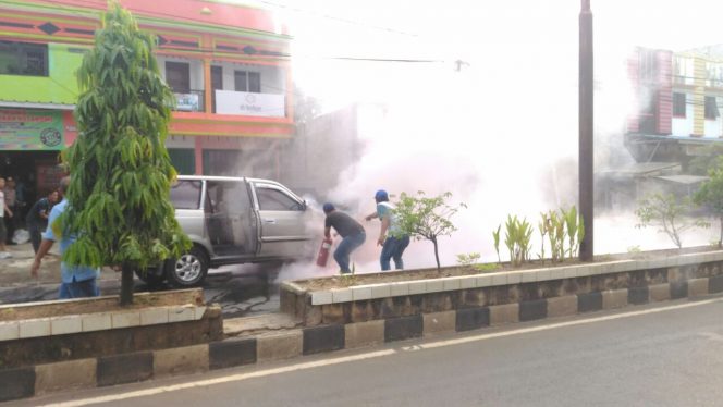 
 Foto Riduan 
Caption : Satu unit Minibus Kijang LGX BE 2284 CG miliknya Yohanes terbakar di Jalan Jendral Sudirman, tepatnya depan kantor Telkom Kotabumi, Jumat(11/5).