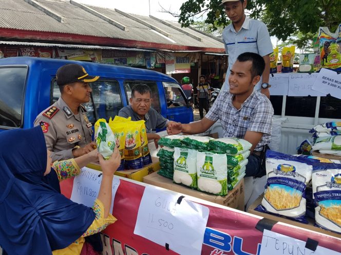 
 Foto Riduan 
Caption : Kapolres Lampura AKBP Eka Mulyana, saat meninjau lokasi pasar murah di lokasi Pasar Sentral Kotabumi, Rabu(16/5).