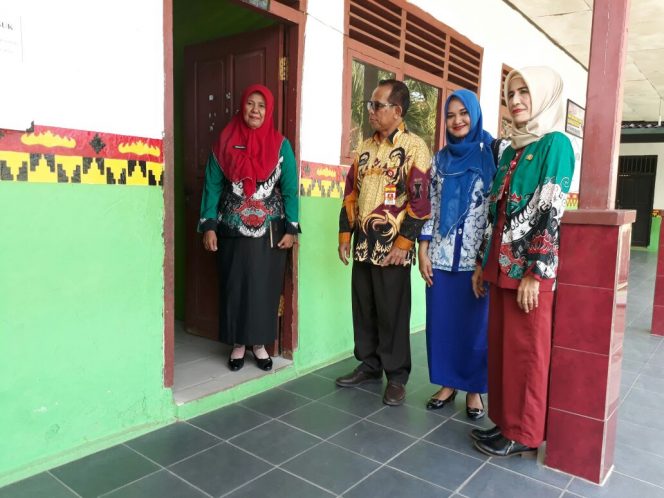 
 Foto IST  Tinjau UN: Kadisdikbud Lampura Suwandi bersama Kasi SD Dian Ratna Hapsari saat meninjau pelaksanaan UN di SDN 4 Tanjung Aman, kamis(3/5).