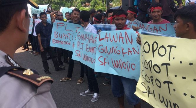 
 Foto Riduan 
Caption : Ratusan pengunjuk rasa, saat menggelar aksi demonstrasi di Halaman Pemkab Lampura, Rabu(30/5).
 