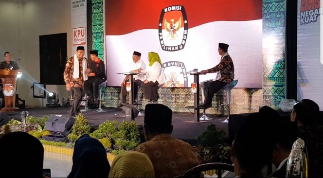 
 Foto Riduan 
Caption : Cabup Lampura Agung Ilmu Mangkunegara, tersenyum simpul saat menanyakan soal predikat WTP, kepada paslon Nomor Urut 1, dalam debat publik di Grahawisata Hotel, Senin(30/4) malam.  