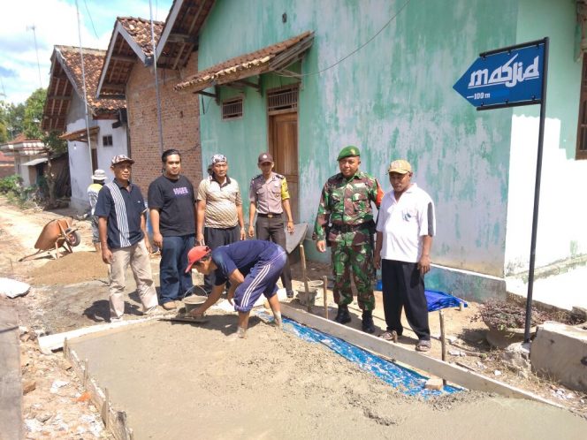 
 Foto : CW7  Caption : Supriono Kades Kemalo Abung(paling kiri) beserta jajaran kecamatan Abung Selatan saat memantau pembangunan jalan rabat beton di RT 2 Dusun Sidodadi 1, tepatnya jalan menuju Masjid Al-Mansyur, Senin(21/5).