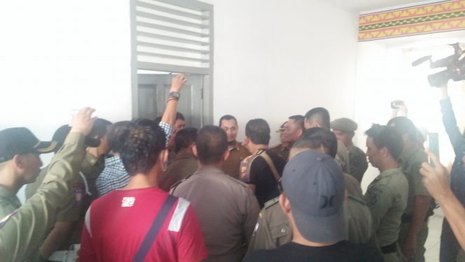 
 Foto Riduan 
Caption : Puluhan anggota Sat Pol-PP, mendatangi Ruang Bidang Perbendaharaan, DPKAD Lampura, Senin(29/5) pagi. Mereka mempertanyakan gaji mereka selama tiga bulan yang belum dibayarakan.