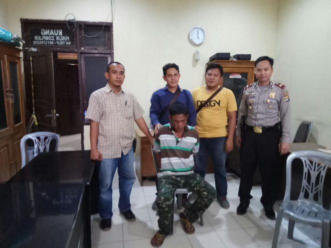 
 Poto : Humas Polres  Caption Poto :  Caption : Indra Wansyah, Oknum anggota TNI Gadungan, saat diamankan Mapolsek Kotabumi Utara. Foto dibidik Senin(28/5).