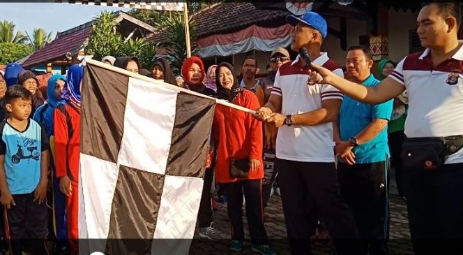 
 Foto Riduan 
Caption Jalan Sehat : Kapolres Lampura AKBP Eka Mulyana didampingi Kapolsek Abung Barat IPTU Elvis Yani, saat melepas kegiatan jalan sehat di Halaman Kantor Kecamatan Abung Barat, Sabtu(13/5).
 