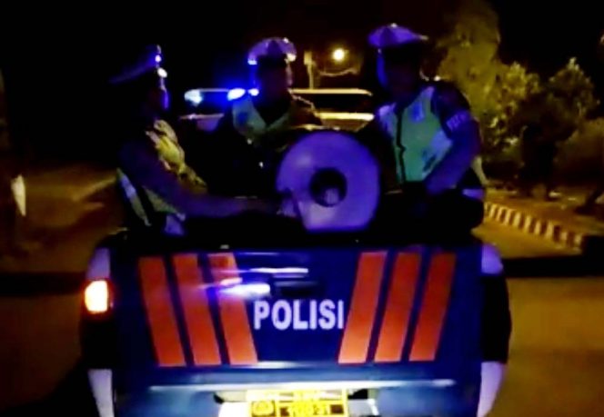 
 Foto : Humas Polres  Caption: Sejumlah anggota Sat-Lantas Polres Lampura saat melaksanakan patroli sahur, Senin(21/5).