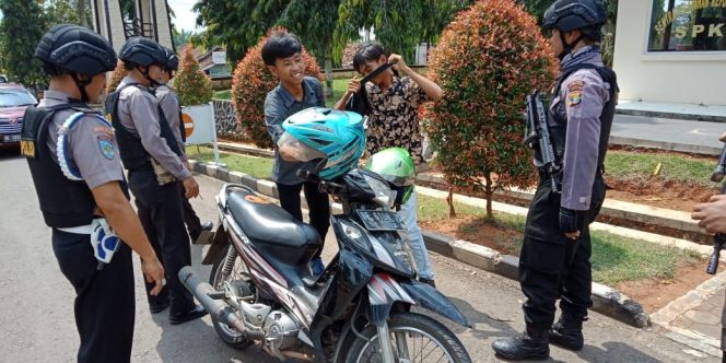 
 Foto : CW7
Caption : Tampak sejumlah anggota kepolisian saat memeriksa pengunjung yang hendak masuk ke komplek perkantoran Mapolres Lampura Selasa(15/5).
