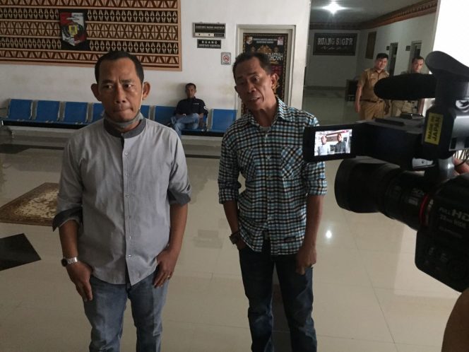 
 Foto Riduan 
Caption : Perwakilan Rekanan, Adi Rasyid dan Ansori Dekari, saat diwawancari terkait belum dibayarkannya PHO proyek tahun 2017, Senin(28/5).
 