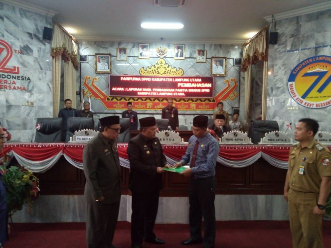 
 Foto Riduan
Caption : Wakil Ketua I DPRD Lampura Nurdin Habim, saat menyerahkan rekomendasi LKPJ Bupati 2017, kepada Plt Bupati Hi. Sri Widodo, dalam sidang paripurna, Selasa(22/5)
