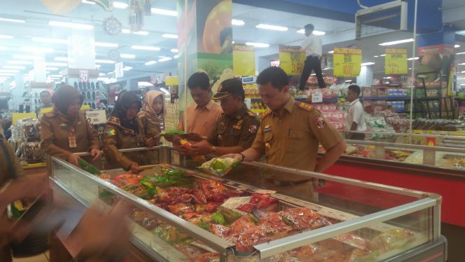 
 Foto RIA  Caption Sidak : Kadis Perdagangan Lampura Wan Hendri didampingi Kanit Ekonomi Polres Lampura Suhaili dan tim saat melakuka Sidak ke Ramayana Kotabumi, Selasa(15/5).