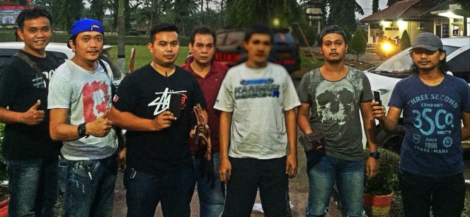 
 Caption foto : team tekab 308 polres Lampura,bersama tersangka pelaku Curas dan sejumlah BB yang berhasil diamankan, Poto dibidik di Mapolres setempat  pada Senin  (30/4). Foto : Dani  