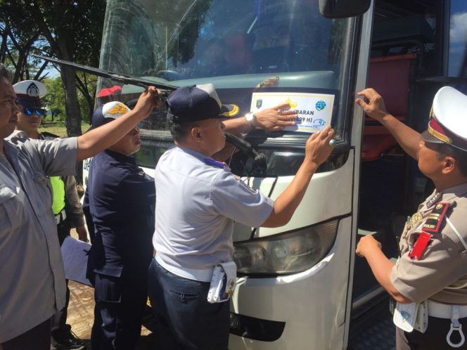 
 Foto IST
Caption : Kadishub Lampura Basirun Ali bersama Polres Lampura dan pihak Jasa Raharja saat memasang Stiker sebagi tanda Bus layak jalan, kamis(24/5).