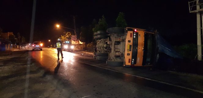 
 Foto Riduan 
Caption : Truk bermuatan batubara BE 9013 BR terguling di Jalan Soekarno Hatta Kotabumi, tepatnya depan Gudang Rokok Sampoerna, sekitar pukul 21.00 WIB, Minggu(20/5) malam.