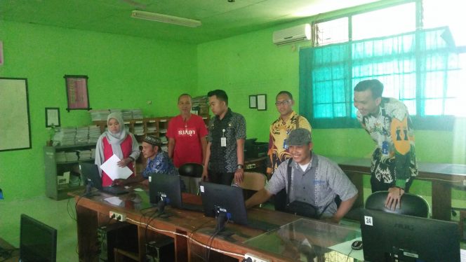 
 Foto IST  Tinjau: Kasi Pembinaan Pendidikan Kesetaraan dan Keaksaraan Dinas Pendidikan dan Kebudayaan(Disdikbud) Lampura Vicktor Pratama saat meninjau pelaksanaan Ujian Paket B di SMKN 1 Kotabumi, Jumat(4/5).  