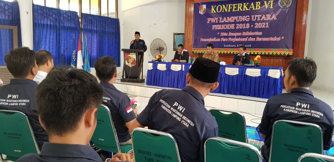 
 Foto Riduan
Caption Ketua terpilih Konferkab VI PWI Lampura Jimi Irawan, saat menyampaikan visi-misinya, Selasa(8/5). 
