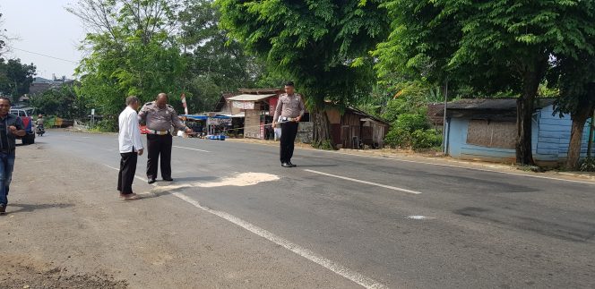 
 Foto Riduan  Caption : Anggota Sat Lantas Polres Lampura saat melakukan olah Tempat Kejadian Perkara(TKP) Lakalantas di Jalan Soekarno Hatta Kotabumi, sekitar pukul 12.35 WIB, Senin(11/6).  