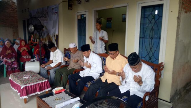 
 Foto IST
Caption : Cabup nomor urut 3 Hi.Agung Ilmu Mangkunegara, dalam acara silaturahmi bersama warga kelurahan Rejosari Kecamatan Kotabumi, Selasa(5/6).
