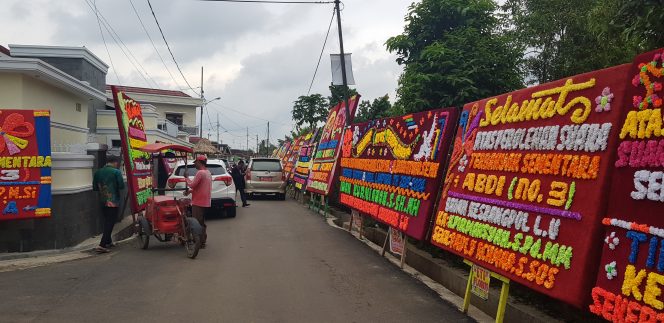 
 Foto Riduan 
Caption : Kediaman pribadi petahana Hi. Agung Ilmu Mangkunegara, dibanjiri karangan bunga. Foto dibidik di jalan Remaja, Kelurahan Tanjung Aman, Kamis (28/6).
 