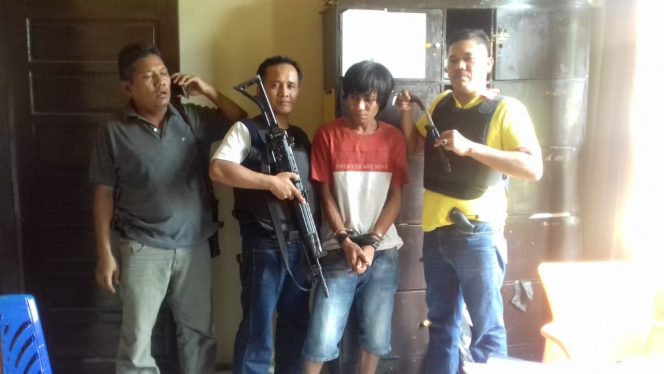 
 Foto : Humas Polres Lampura  Caption : Tersangka Candra(30), saat diamankan di Mapolsek Bukitkemuning, Sabtu(9/6).