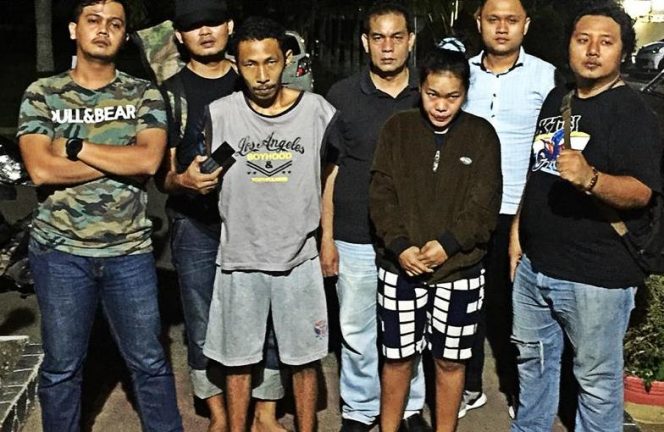 
 Foto Humas Polres Lampura  Caption : Pasutri dalam kasus penipuan saat diamankan Sat-Resmob Polres Lampura, dini hari Selasa(5/6).